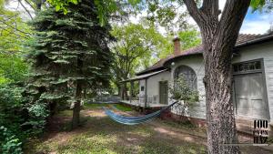 バラトンアカラッチャにある100 éves házの家の横掛けハンモック