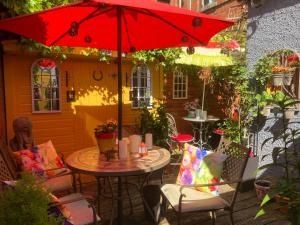 Κήπος έξω από το Mountroyal Victorian Studio Self Catering Apartment 3