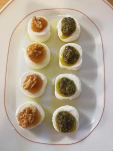 un plato de huevos revueltos en un plato blanco en Agriturismo IL FRA', en Tigliole