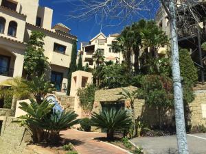 a house with palm trees in front of it at Apartamento Amarna in Benalmádena