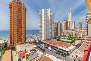 una vista aérea de una ciudad con edificios y el océano en Coblanca 7, en Benidorm