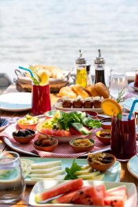 stół z wieloma talerzami jedzenia w obiekcie BÜŞRA SELİMİYE w mieście Marmaris