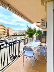 balcón con mesa y sillas y vistas a la calle en Apartamento con 3 habitaciones, terraza y jardin comunitario con piscina en Sant Antoni de Calonge, en Sant Antoni de Calonge