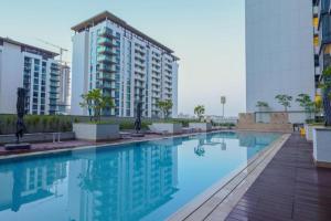 Bazén v ubytování Nasma Luxury Stays - Luxury Retreat With Balcony and Stunning City View nebo v jeho okolí