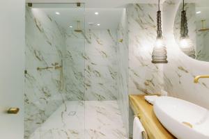 Un baño de Venus Suite with Hot Tub 12 fotos más