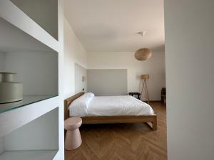 Dormitorio pequeño con cama y mesa en Vistalago, en San Lorenzo Nuovo