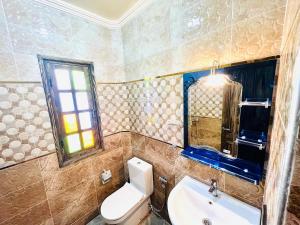 een badkamer met een toilet, een wastafel en een raam bij Unique Villa Castle With Pool in Essaouira