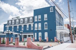 un edificio azul al lado de una calle en The Union Hotel, en Everett