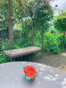 Vonkajšia záhrada v ubytovaní KER MAJA : Charmante Maison 1930 * Jardin * 2 vélos * WIFI