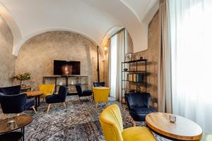a lobby with tables and chairs and a television at Boutique Hotel Siglisberg in Banská Štiavnica