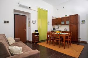 ein Wohnzimmer mit einem Tisch und einer Küche in der Unterkunft Antico Borgo in Catania