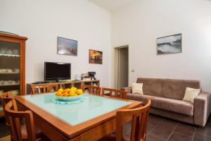 ein Wohnzimmer mit einem Tisch und einem Sofa in der Unterkunft Antico Borgo in Catania