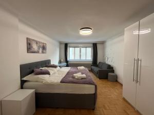 1 dormitorio con 1 cama grande y 1 sofá en *Luxurious and Spacious family apartment*, en Viena