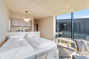 Un pat sau paturi într-o cameră la Yttervik