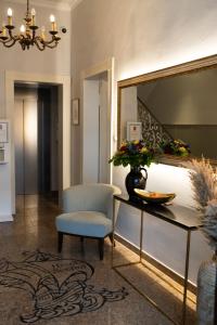 uma sala de estar com uma cadeira e um espelho em Hotel Seehof Norderney OHG em Norderney