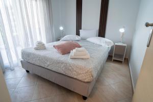 Postel nebo postele na pokoji v ubytování #S20 Chic 1 BR apartment in the centre of Volos