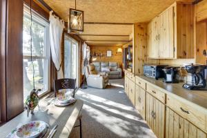 eine Küche und ein Wohnzimmer eines winzigen Hauses in der Unterkunft Rustic Poland Vacation Rental with Waterfront Deck! in Poland