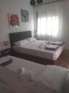 Un pat sau paturi într-o cameră la PELEKAN rooms and apartments Athina 33