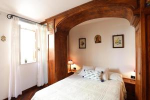 Schlafzimmer mit einem großen weißen Bett und einem Fenster in der Unterkunft Sikelia Apartment Taormina in Taormina