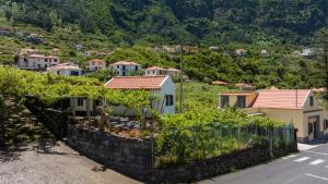 uma aldeia ao lado de uma montanha em Pereira Place - Cottage em São Vicente