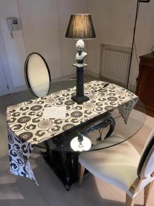 uma mesa com um candeeiro e um espelho em Casa San Domenico em Mântua