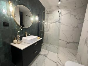 un baño con lavabo y espejo en Abrahama Green House, en Władysławowo 22 fotos más