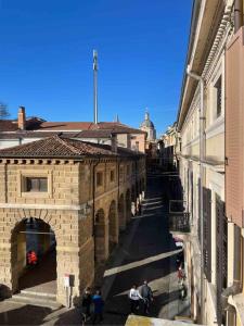 un callejón en una ciudad con gente caminando en Casa San Domenico en Mantova