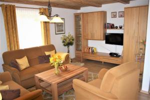 ein Wohnzimmer mit einem Sofa und einem Tisch in der Unterkunft Ferienwohnung Stoiber Wolfgang in Regen