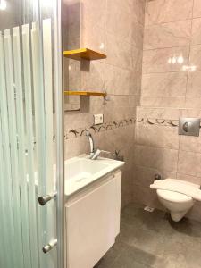 łazienka z umywalką i toaletą w obiekcie BÜŞRA SELİMİYE w mieście Marmaris