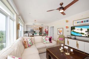 Coin salon dans l'établissement The Beachcomber - Three Bedroom 5th FL Oceanfront Condos by Grand Cayman Villas & Condos