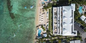 una vista aérea de una playa con edificios y el océano en South Bay Beach Club - Three Bedroom Beachfront Condos by Grand Cayman Villas & Condos, en West Bay