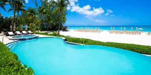 Vaizdas į baseiną apgyvendinimo įstaigoje The Beachcomber - Three Bedroom 3rd FL Oceanfront Condos by Grand Cayman Villas & Condos arba netoliese