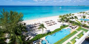 Blick auf The Beachcomber - Three Bedroom 3rd FL Oceanfront Condos by Grand Cayman Villas & Condos aus der Vogelperspektive