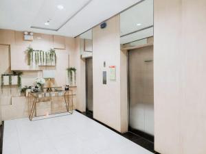 un atrio con un corridoio con una porta e un corridoio di 11F Condo at The Loop Tower Limketkai Center CDO a Cagayan de Oro