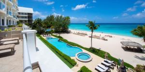 Вид на басейн у The Beachcomber - Oceanfront Penthouses by Grand Cayman Villas & Condos або поблизу
