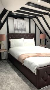 a bedroom with a large bed with white sheets at Gorgeous Central Hastings Old Town in Hastings