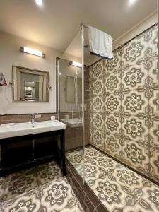 y baño con lavabo y ducha. en Cala del Porto Residence, en Marettimo