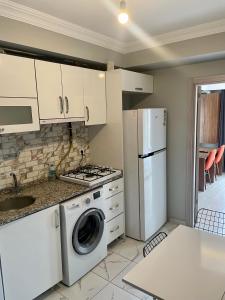 een keuken met een wasmachine en een koelkast bij ATLAS LIFE RESIDENCE in Istanbul