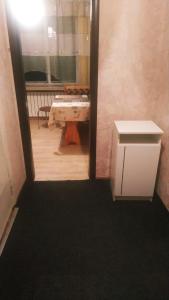 Zimmer mit Blick auf einen Tisch und einen Spiegel in der Unterkunft Apartment in Izyum Rizdvyana 9 in Izyum