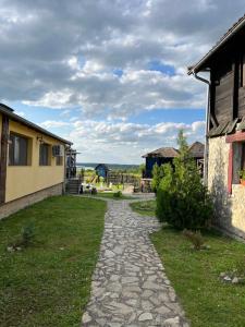 einen Steinweg, der zu einem Haus und einem Hof führt in der Unterkunft Etno selo Markovi Konaci in Sremski Karlovci