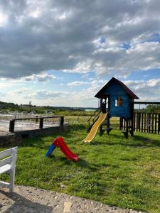 um parque infantil com escorrega e uma casa de brincar em Etno selo Markovi Konaci em Sremski Karlovci