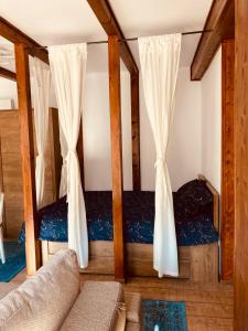 uma sala de estar com 2 beliches e cortinas em Studio Mirage@Snow Residence (ski & forest) em Azuga