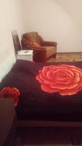 a bedroom with a bed with a flower on it at Apartment in Izyum Rizdvyana 9 in Izyum