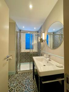 y baño con lavabo y ducha. en Cala del Porto Residence, en Marettimo