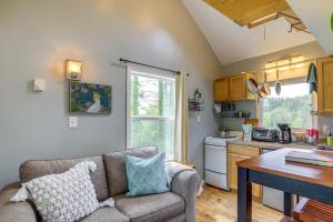 Η κουζίνα ή μικρή κουζίνα στο Tiny Home with Fire Pit Trail Access On-Site! +18 φωτογραφίες