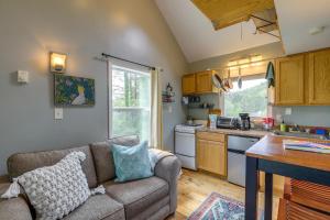 Η κουζίνα ή μικρή κουζίνα στο Tiny Home with Fire Pit Trail Access On-Site!