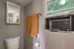 Koupelna v ubytování Ideally Located Asheville Tiny Home with Fire Pit