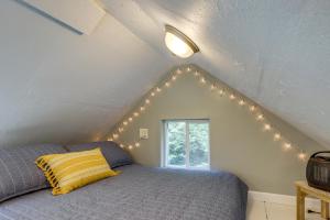 Llit o llits en una habitació de Ideally Located Asheville Tiny Home with Fire Pit
