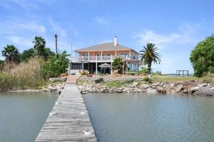 Crystal BeachにあるThe Peach Pelican homeの水上の家