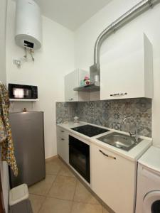 uma cozinha com um lavatório e um fogão forno superior em La Dimora di David em Bagheria